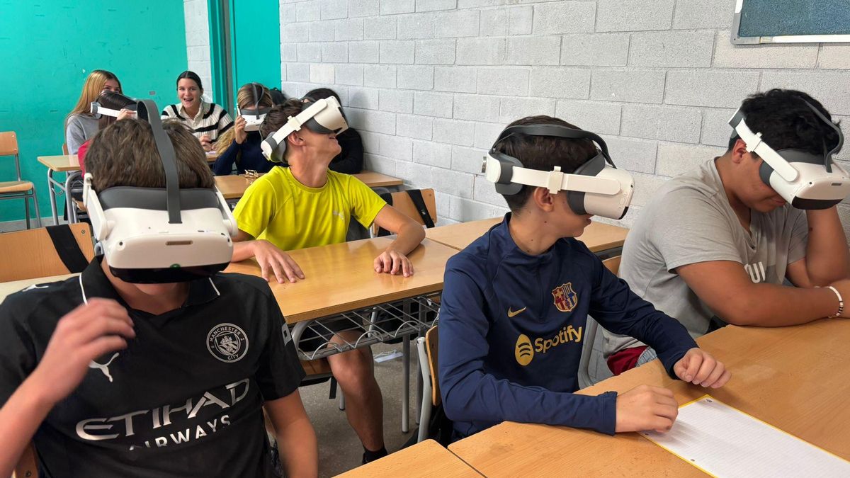 Alumnos de primaria prueban unas gafas de realidad virtual