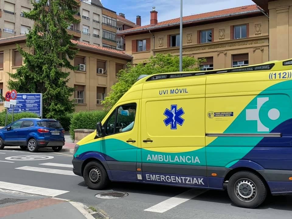 Una ambulancia, al lado del hospital de Santiago