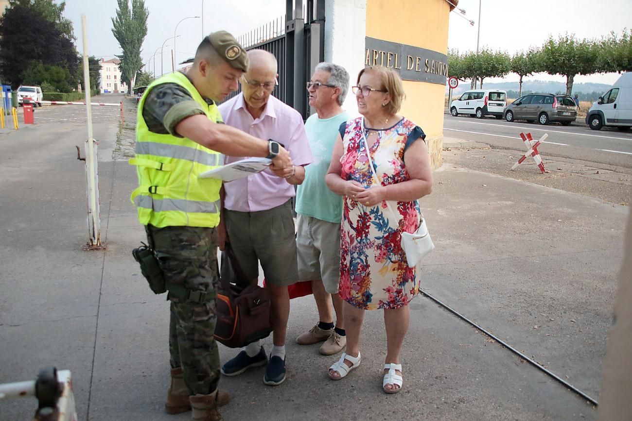 Un soldado del acuartelamiento de Astorga con evacuados del incendio del Sur de León.