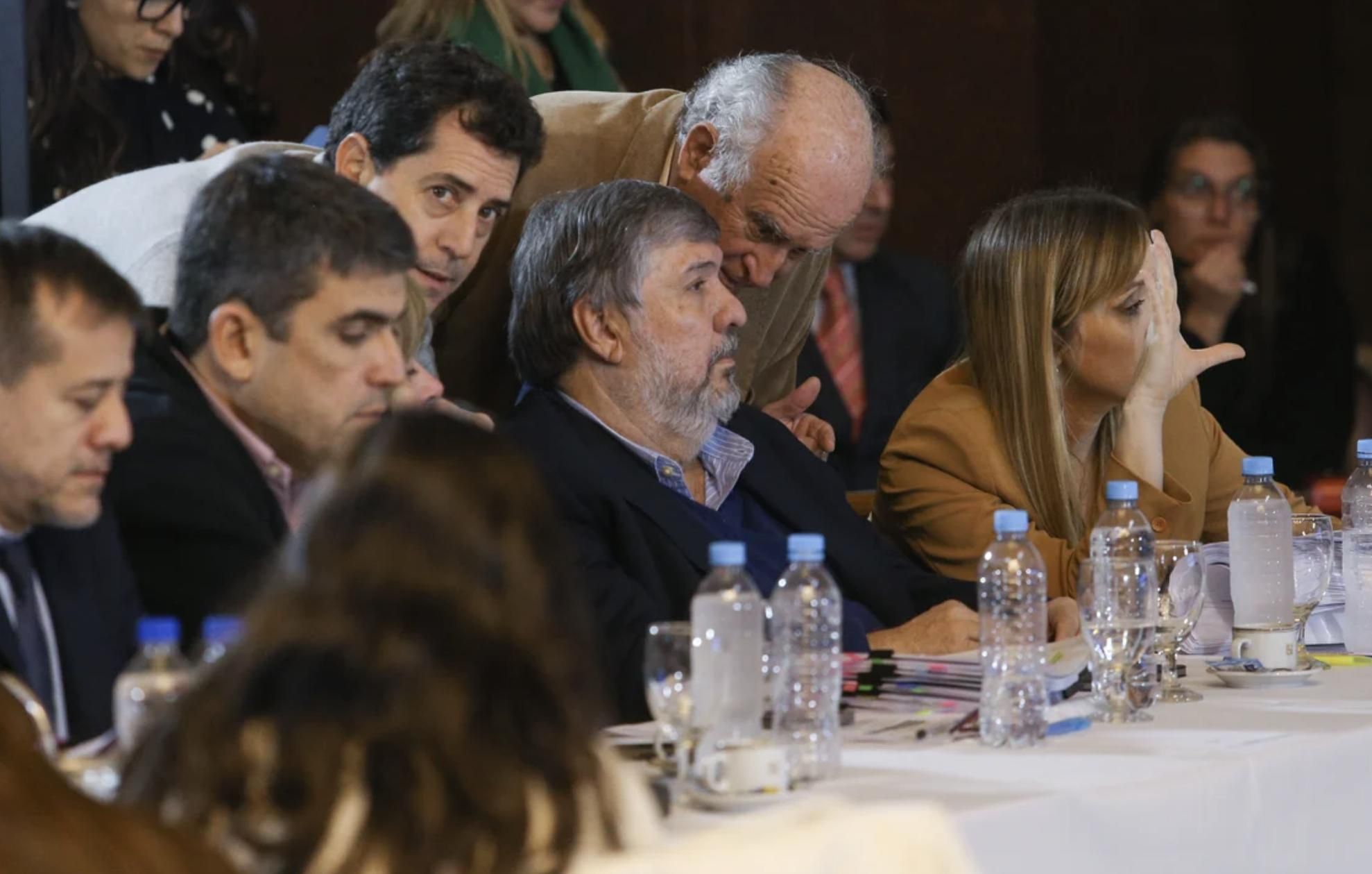 Los senadores de Unión por la Patria José Mayans, Eduardo De Pedro, Oscar Parrilli y Anabel Fernández Sagasti durante la reunión.