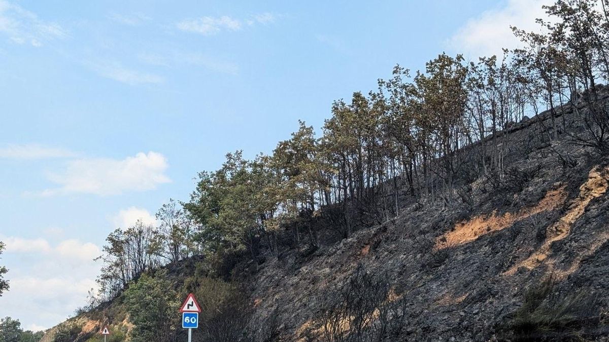 Realojados los vecinos confinados por el incendio de Murias de Ponjos, todavía en alerta por posibles reproducciones