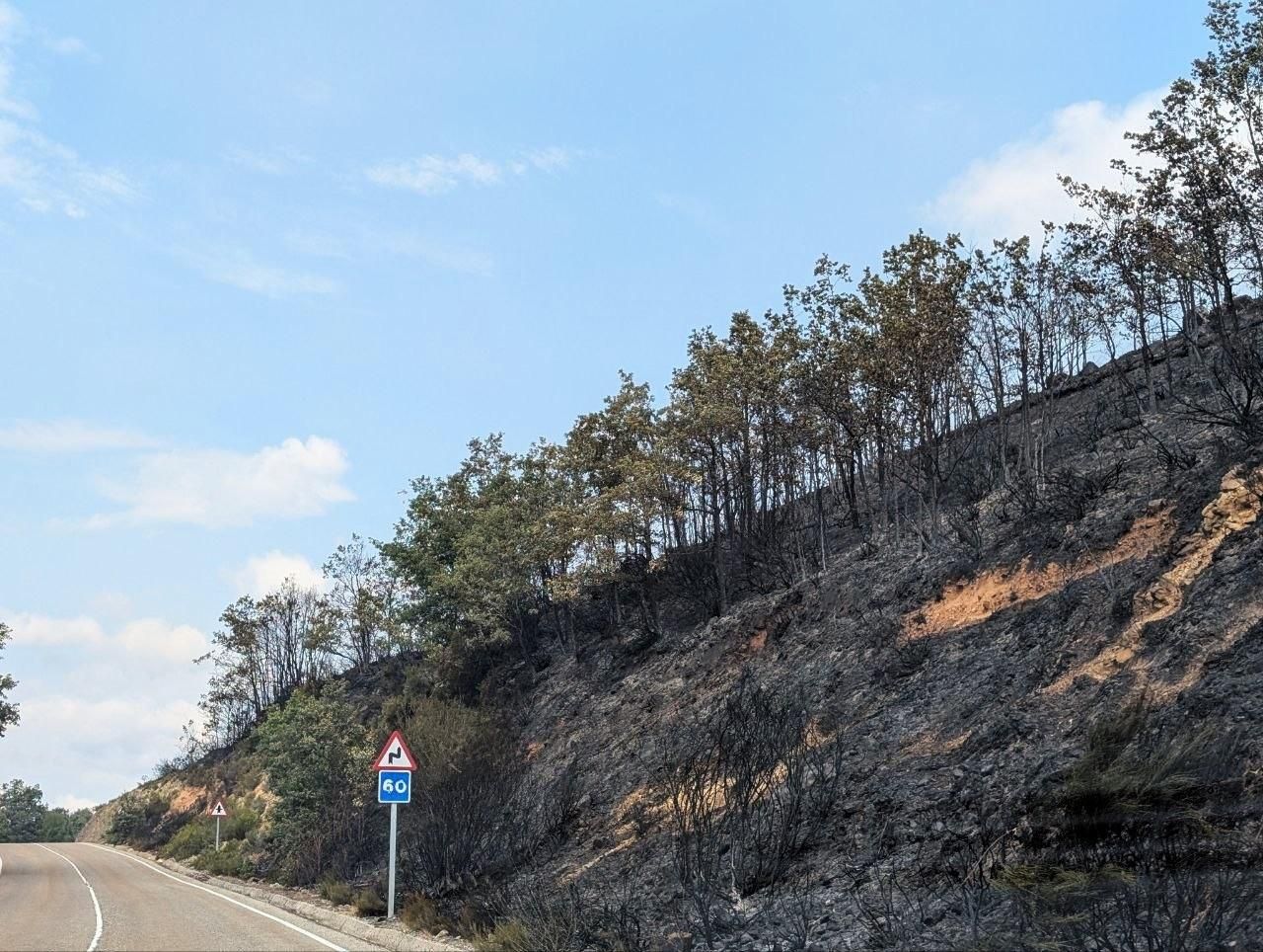 Zona de contrafuego en el incendio en Murias de Ponjos.