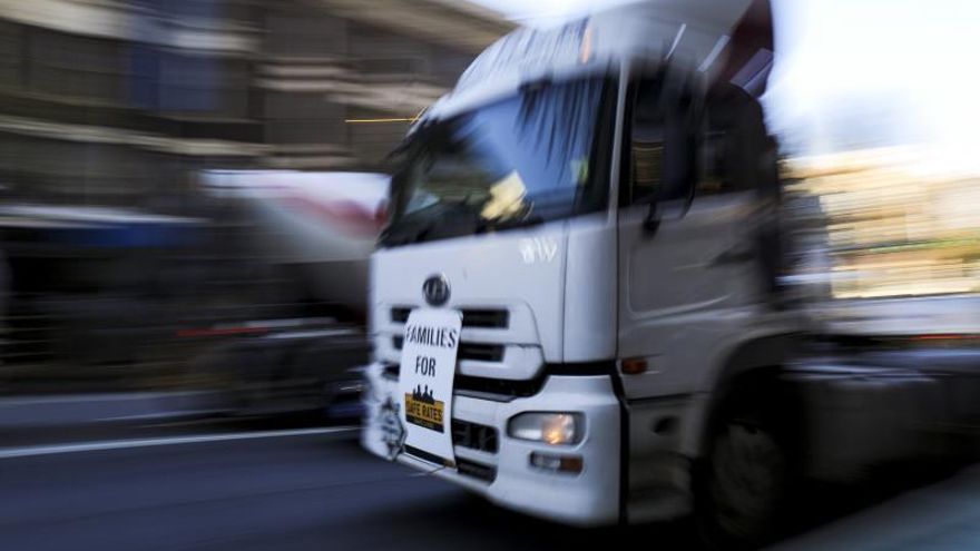 Multan a un camionero por conducir mientras veía una telenovela en la tablet