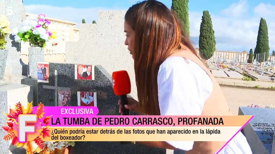 Telecinco llevó sus cámaras a la tumba de Pedro Carrasco para contar que ha sido profanada "por fans de Rocío"