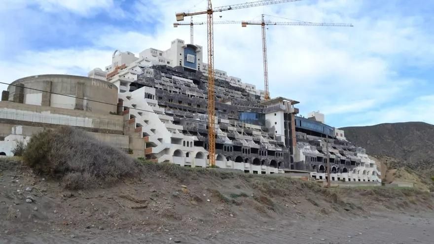 El Algarrobico, la mole paralizada que nadie puede tirar 20 años y 40 sentencias después: “Es un fracaso de la Justicia”