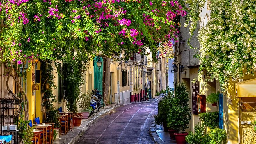 Calles cuajadas de flores en el barrio ateniense de Plaka. TURISMO DE GRECIA