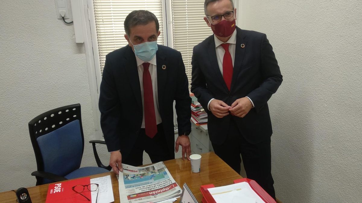 El nuevo alcalde, José Antonio Serrano, a la izquierda, junto al secretario general del PSRM, Diego Conesa
