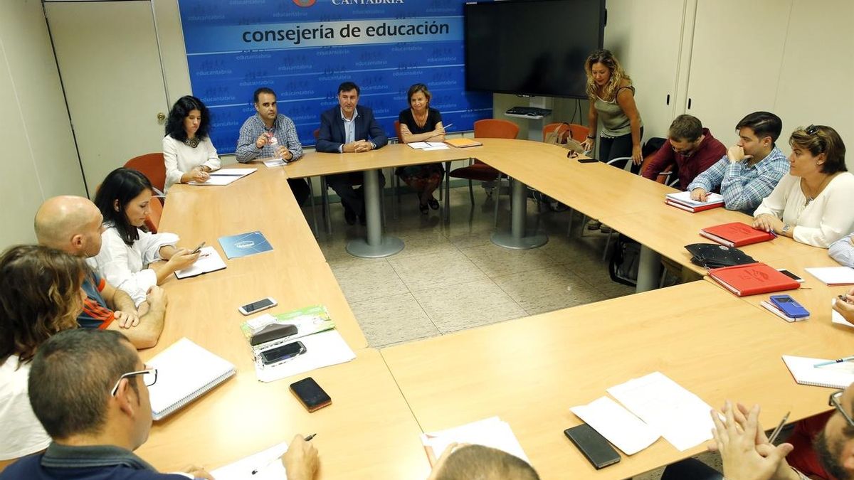 Mañanes, presidiendo una reunión con la Junta de Personal Docente. | Imagen de archivo