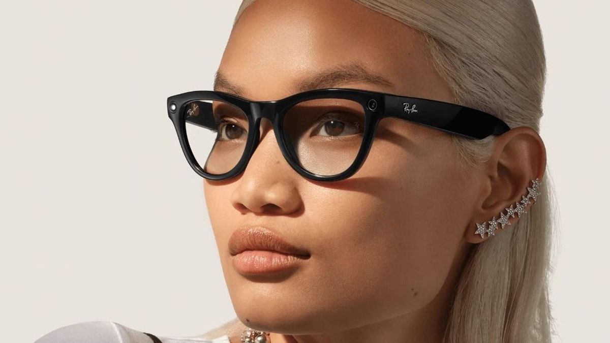 Un modelo de las Meta Ray-Ban, con cámaras en el extremo de las monturas y altavoces ocultos en las patillas para permitir la reproducción de música o llamadas.