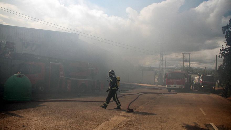 Los Bomberos de León en el incendio de la nave de Valverde de la Virgen. Foto: Peio García / ICAL.