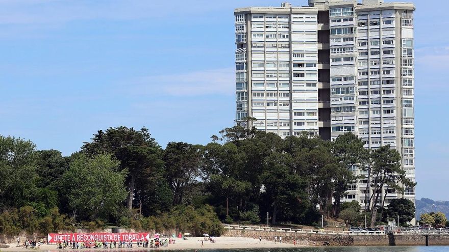 La especulación desarrollista en la ría de Vigo: una torre de 21 pisos y chalés de lujo en una isla privada frente a las Cíes