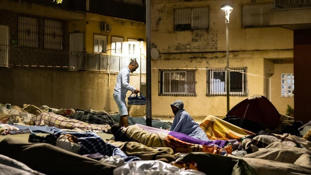 Algunos migrantes se levantan tras la llegada de los furgones. Algunos se preguntan si les llevan a un centro de acogida o a Marruecos y, temerosos, empiezan a recoger sus pertenencias por si acaso.