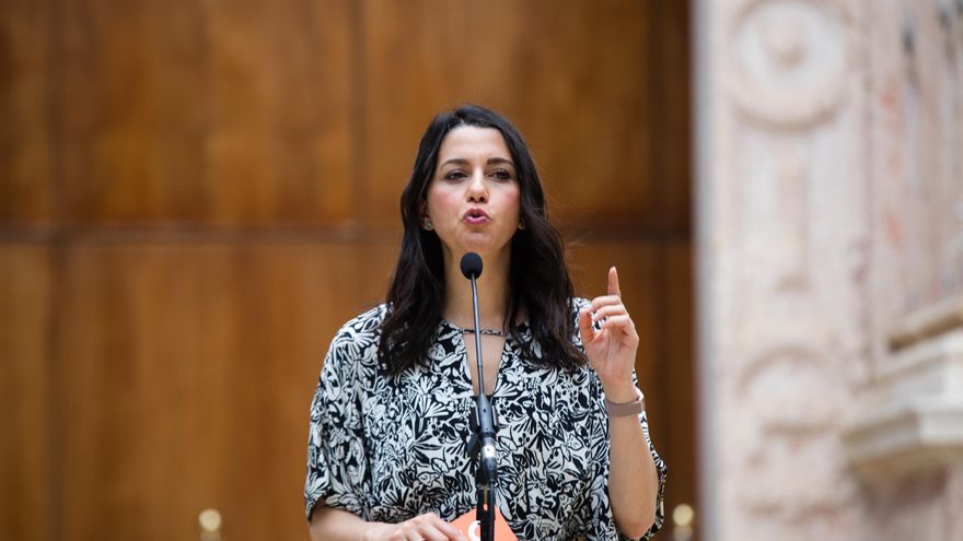 La presidenta de Ciudadanos, Inés Arrimadas, en una rueda de prensa en Sevilla.