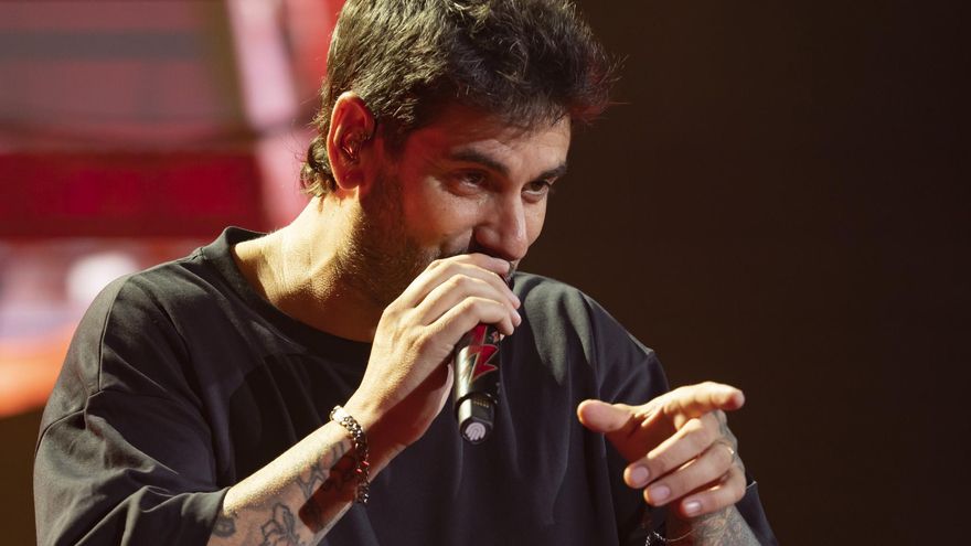 Melendi personalizando a sus fans