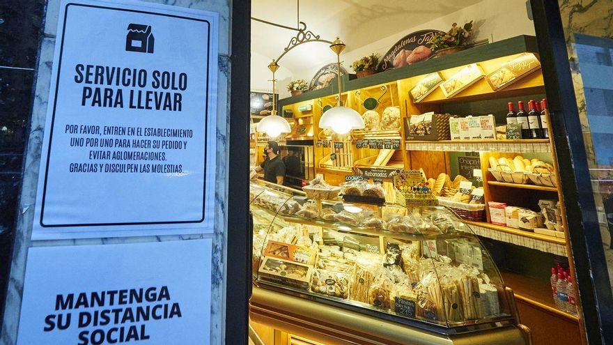 Entrada de una cafetería en Pamplona.