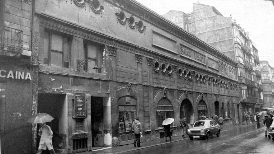 El Cine Salón Vizcaya de Bilbao en la calle San Francisco, ya desaparecido en una foto tomada en 1977.