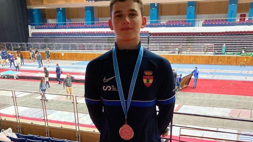 José Falcón, plata en el Campeonato del Mediterráneo de esgrima