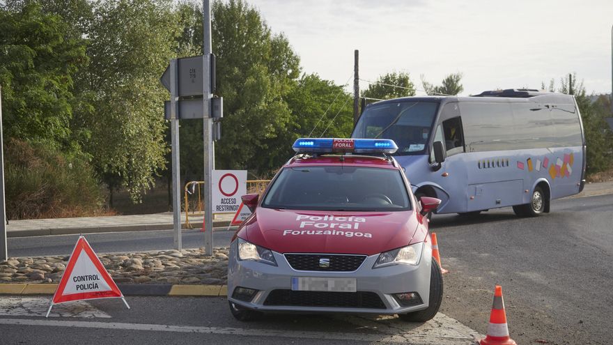 Archivo - Un coche de policía foral vigila la carretera de entrada a la localidad de Peralta, en Navarra (España) a 24 de septiembre de 2020