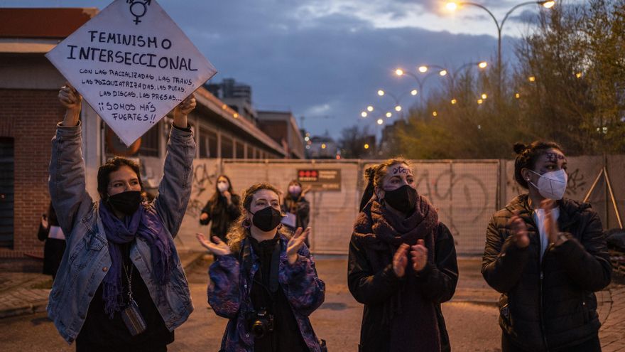"Feminismo interseccional", reclama una pancarta portada por varias jóvenes que han salido a la calle este 8M en Legazpi (Madrid)