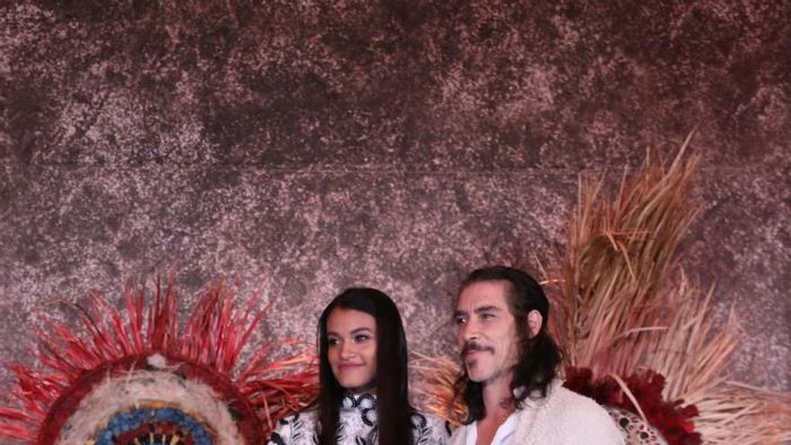 Los actores Isabel Bautista y Oscar Jaenada posan para una fotografía durante la presentación, este miércoles, de la serie "Hernán", que comenzará a transmitirse el 24 de noviembre por la mexicana Azteca 7, y que muestra al conquistador Hernán Cortés a su llegada y al inicio de la conquista de México el 14 de marzo del año 1519, en Ciudad de México.