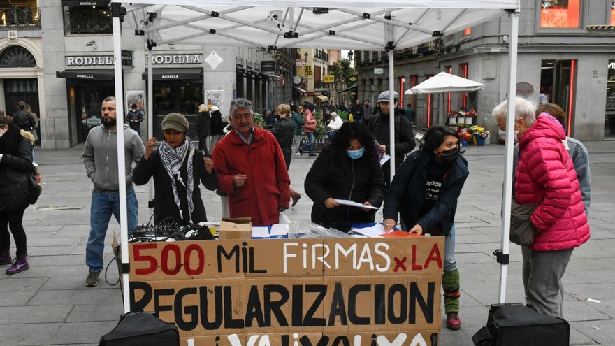 Colectivos de migrantes salen a la calle para pedir regularización de papeles