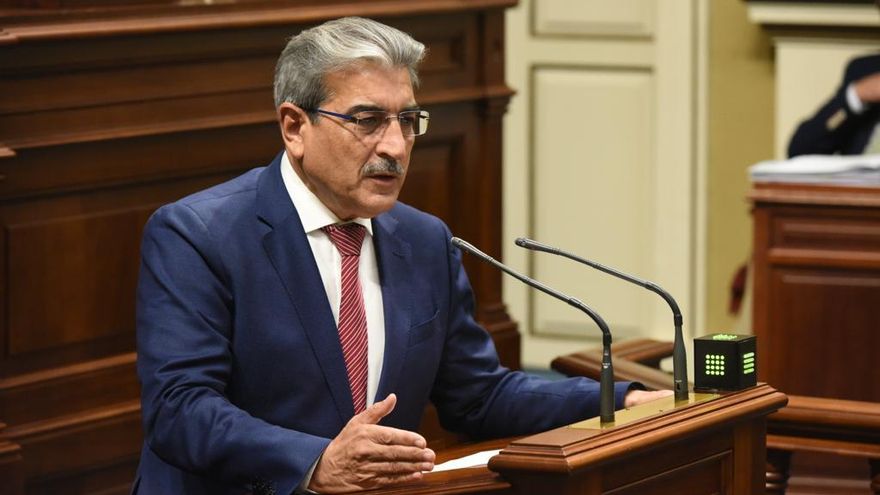 El vicepresidente de Canarias y consejero de Hacienda, Presupuestos y Asuntos Europeos, Román Rodríguez,  en el Parlamento regional.