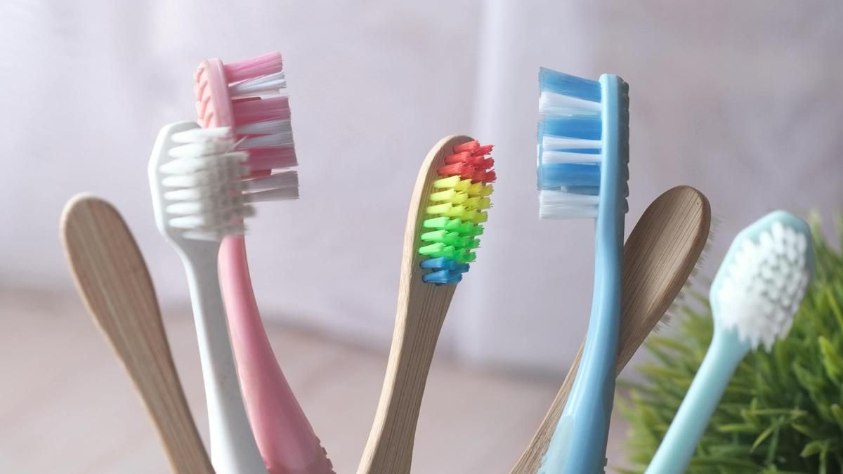 Es recomendable que no guardes los cepillos de dientes de distintas personas en un mismo espacio