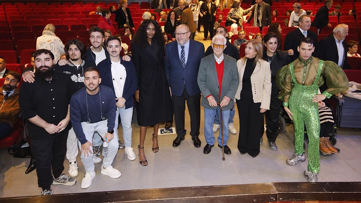 Artistas y autoridades posan antes de comenzar el acto