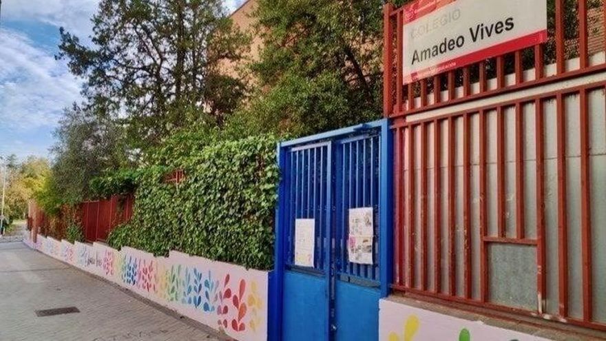 School families in Aluche discover that a senior center will be built in the neighborhood at the expense of their yard