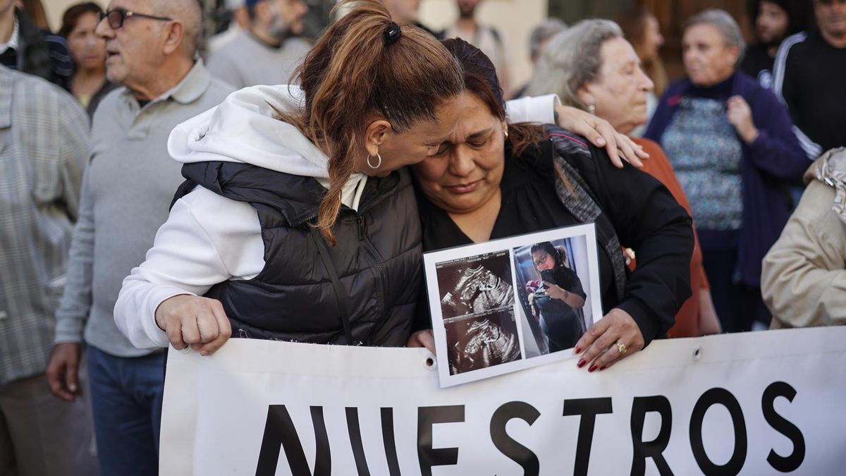 Víctimas de la dana, a las puertas de Les Corts durante la declaración de Carlos Mazón en la comisión de investigación
