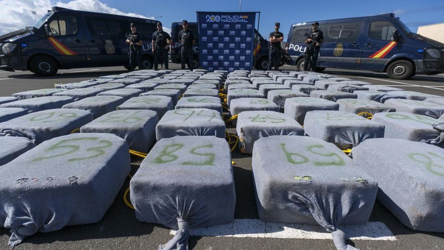 Trasladado a Las Palmas de Gran Canaria un pesquero interceptado con 4.500 kilos de cocaína a 900 kilómetros de Canarias