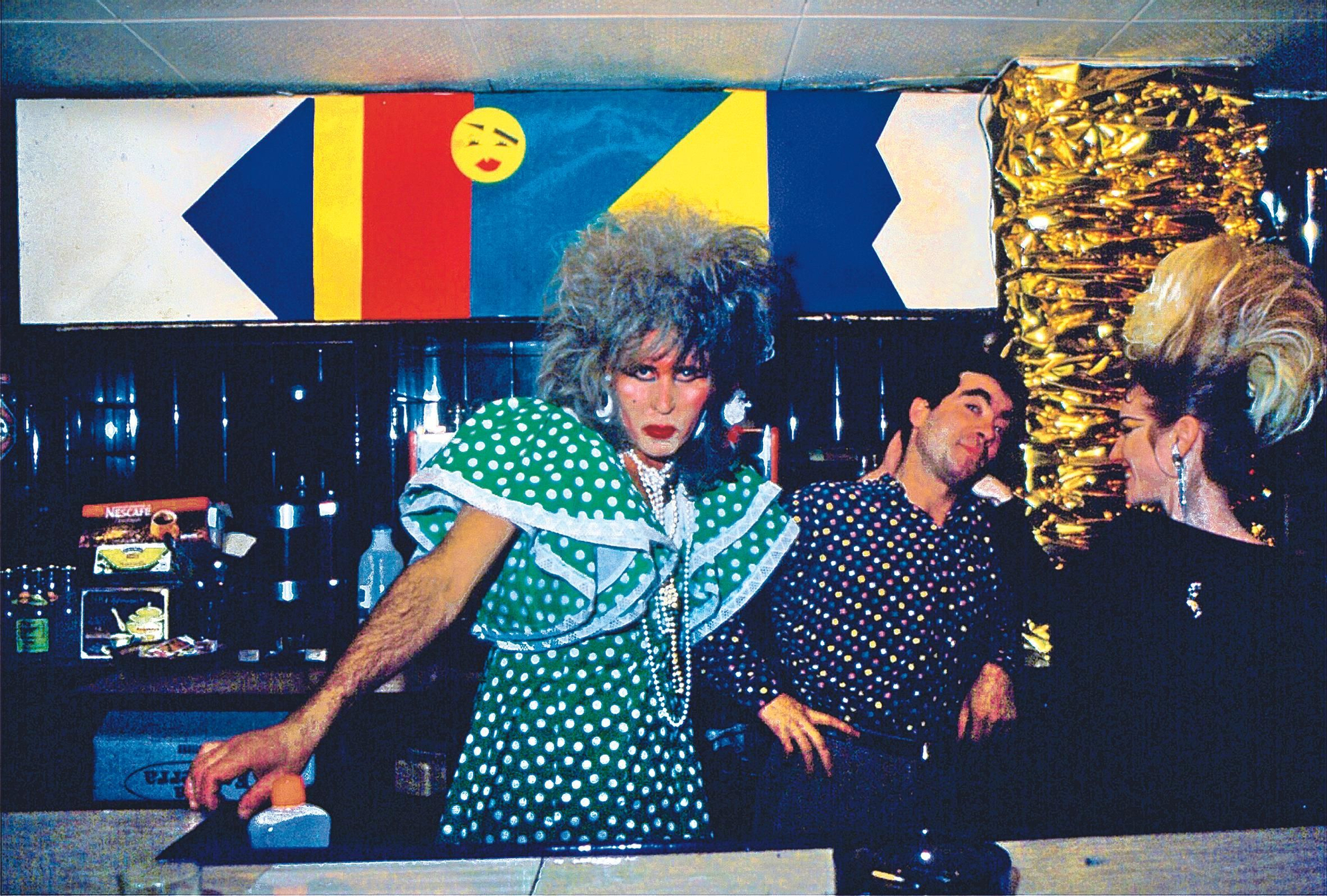 Paca la Tomate, preparada para actuar, también detrás de la barra del Kike