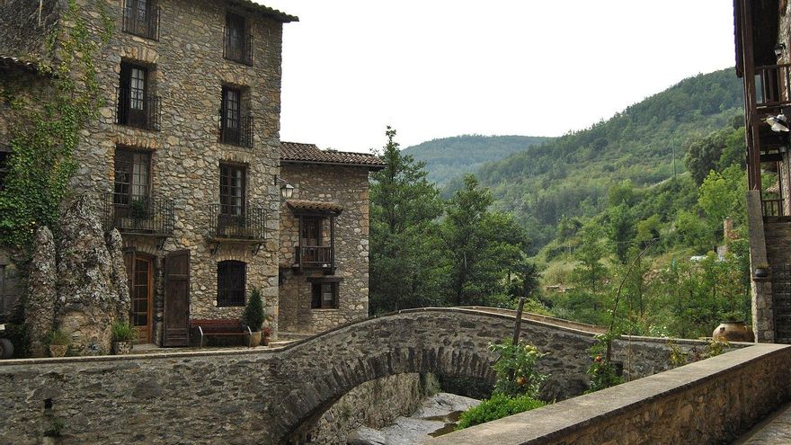 El pequeño pueblo de Girona conocido por sus calles empedradas y por una iglesia románica del siglo XII