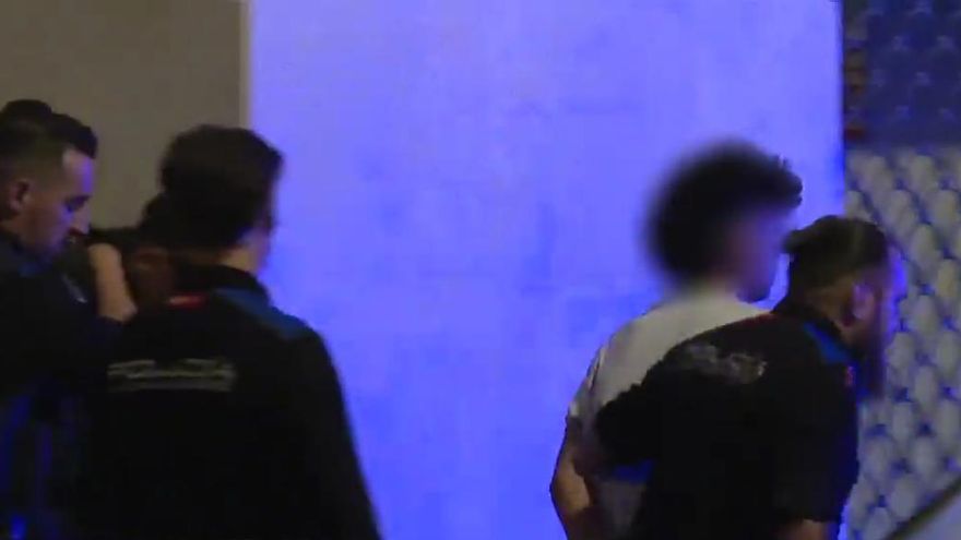 Dos detenidos y un policía herido en el intento de robo a dos turistas chinos en Mostenses, junto a la Gran Vía