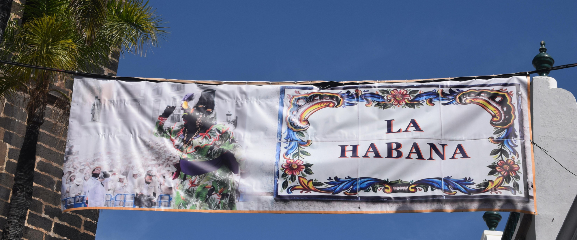 Una de las lonas colocada en la Plaza de España.
