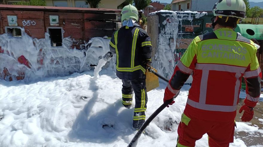 Bomberos sofocan un incendio en el punto limpio de Penagos