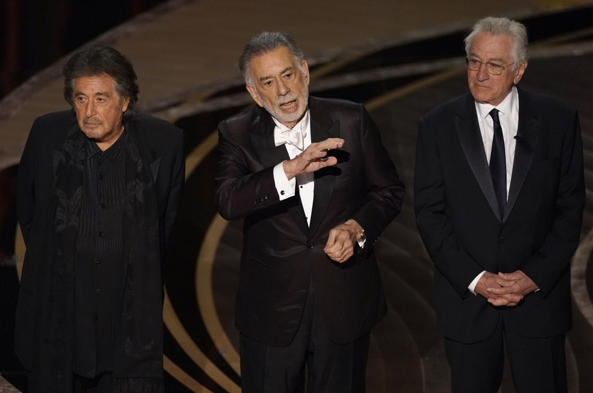 Al Pacino, Francis Ford Coppola y Robert De Niro se reúnen homenajeando a 'El padrino' en la gala de los Oscar, después del sonado tortazo.