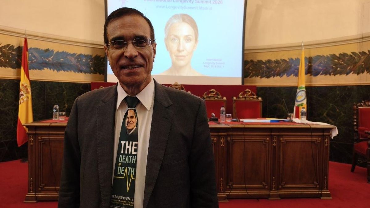 José Luis Cordeiro, miembro de la Academia Mundial de Arte y Ciencia, con su característica corbata