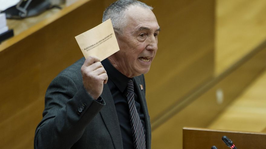 Joan Baldoví, durante el pleno que se celebra este jueves para investir al candidato del PP, Juanfran Pérez Llorca.