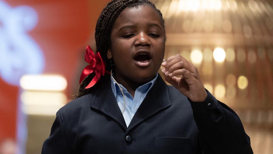 Yesica Paola Valencia canta un quinto premio del Sorteo Extraordinario de la Lotería de Navidad 2022, en el Teatro Real de Madrid, a 22 de diciembre de 2022, en Madrid