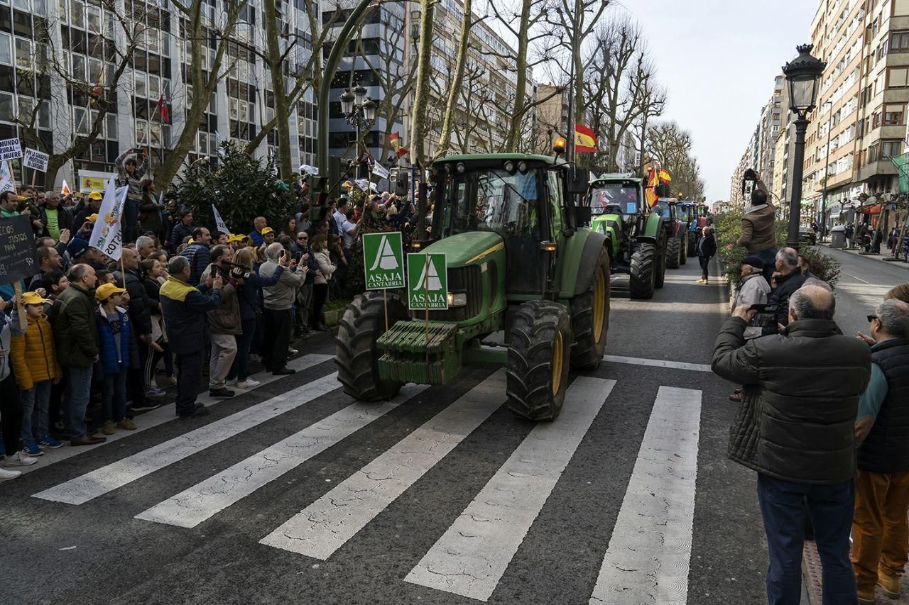 Manifestación de agricultores y ganaderos en Santander. | JOAQUÍN GÓMEZ SASTRE