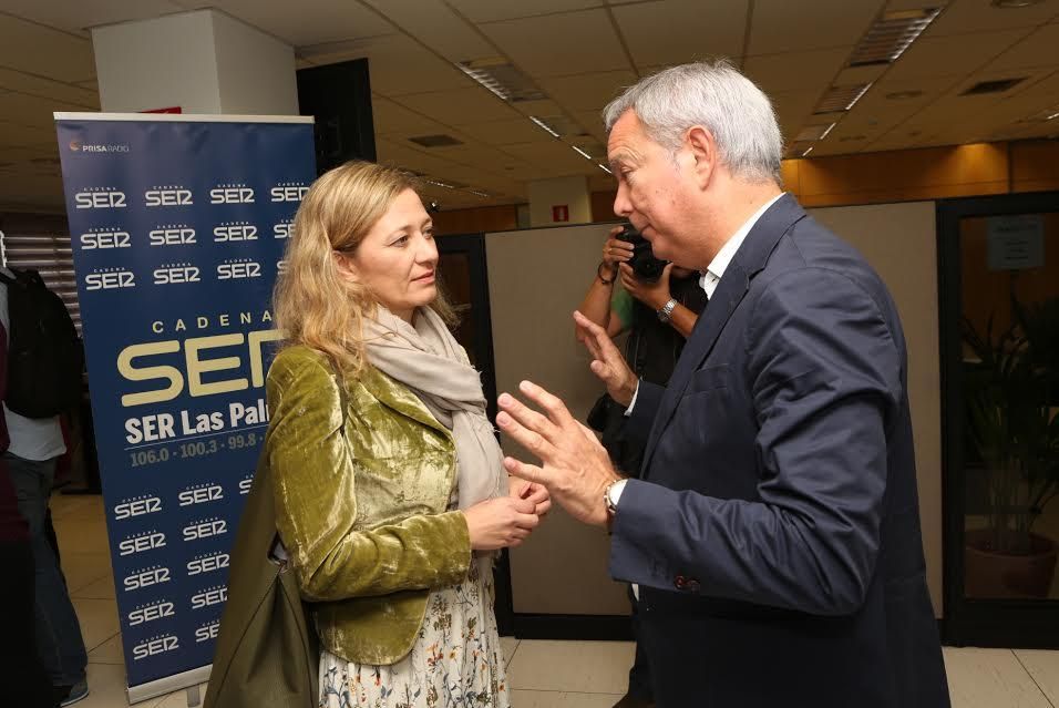 Sebastián Franquis habla con Victoria Rosell.
