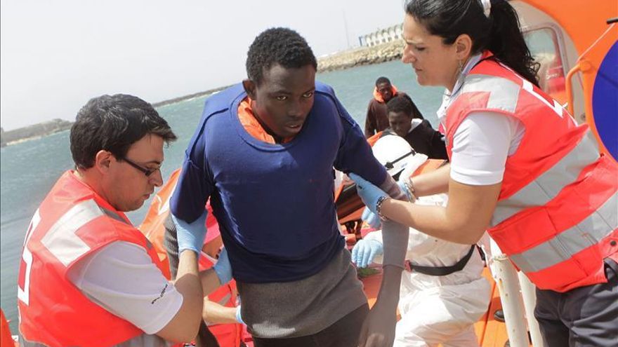 Localizada una patera y una balsa en el Estrecho con 12 inmigrantes a bordo