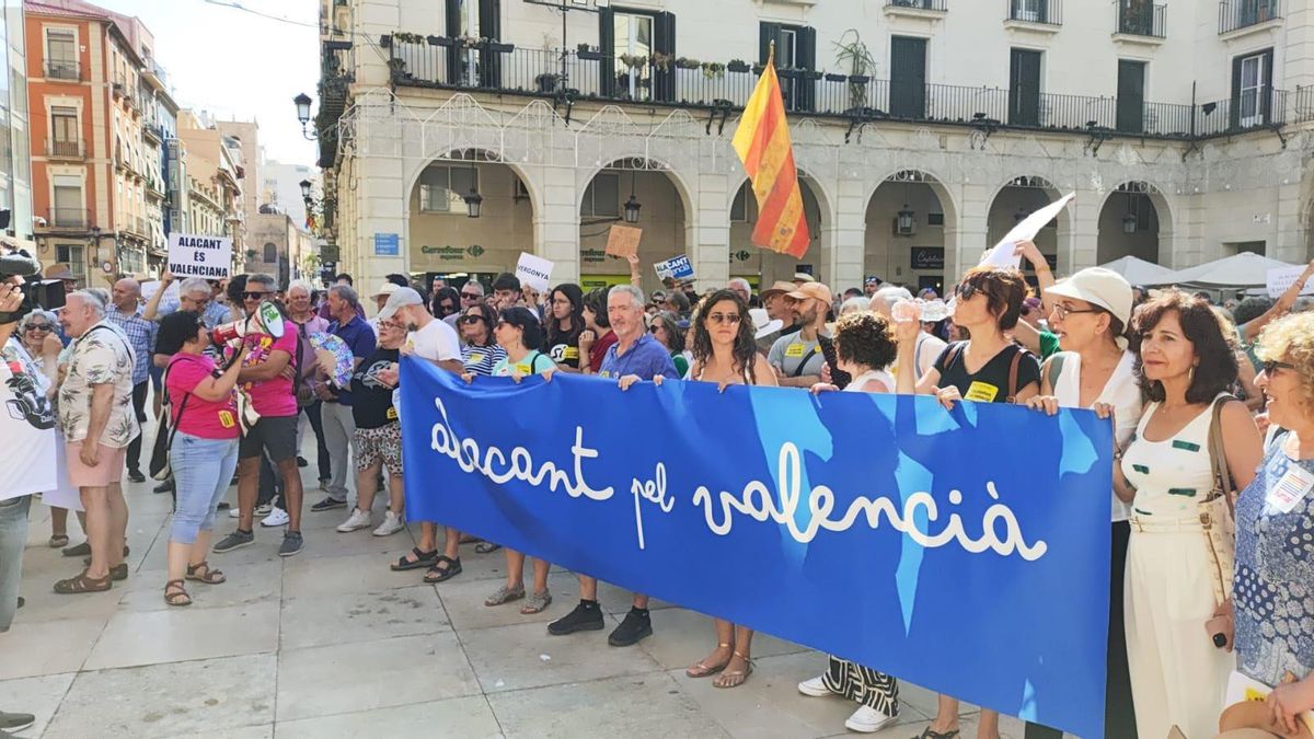 Un momento de la concentración convocada por 'Alacant pel valencià' frente al ayuntamiento.