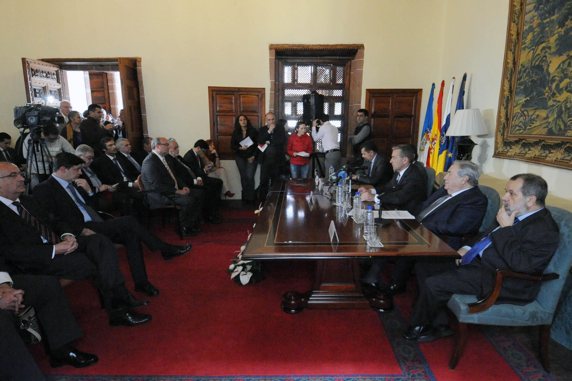Paulino Rivero, Antonio Castro, y el Diputado del Común, Jerónimo Saavedra, entre otros.