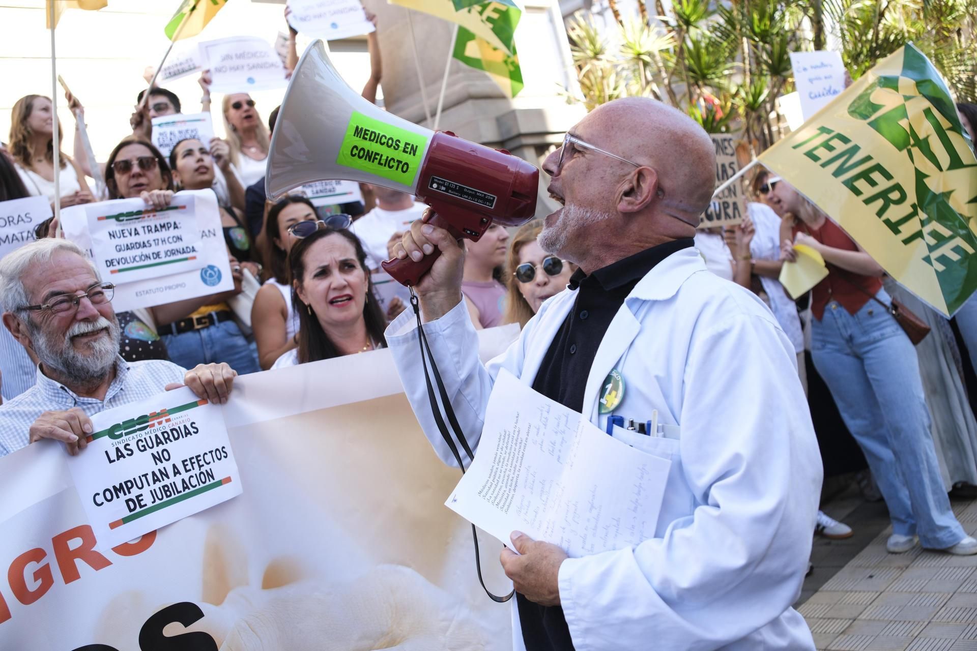 Varios centenares de médicos protestan este viernes frente a la Subdelegación del Gobierno en Santa Cruz de Tenerife para mostrar su rechazo por la reforma del Estatuto Marco planteada por el Ministerio de Sanidad.