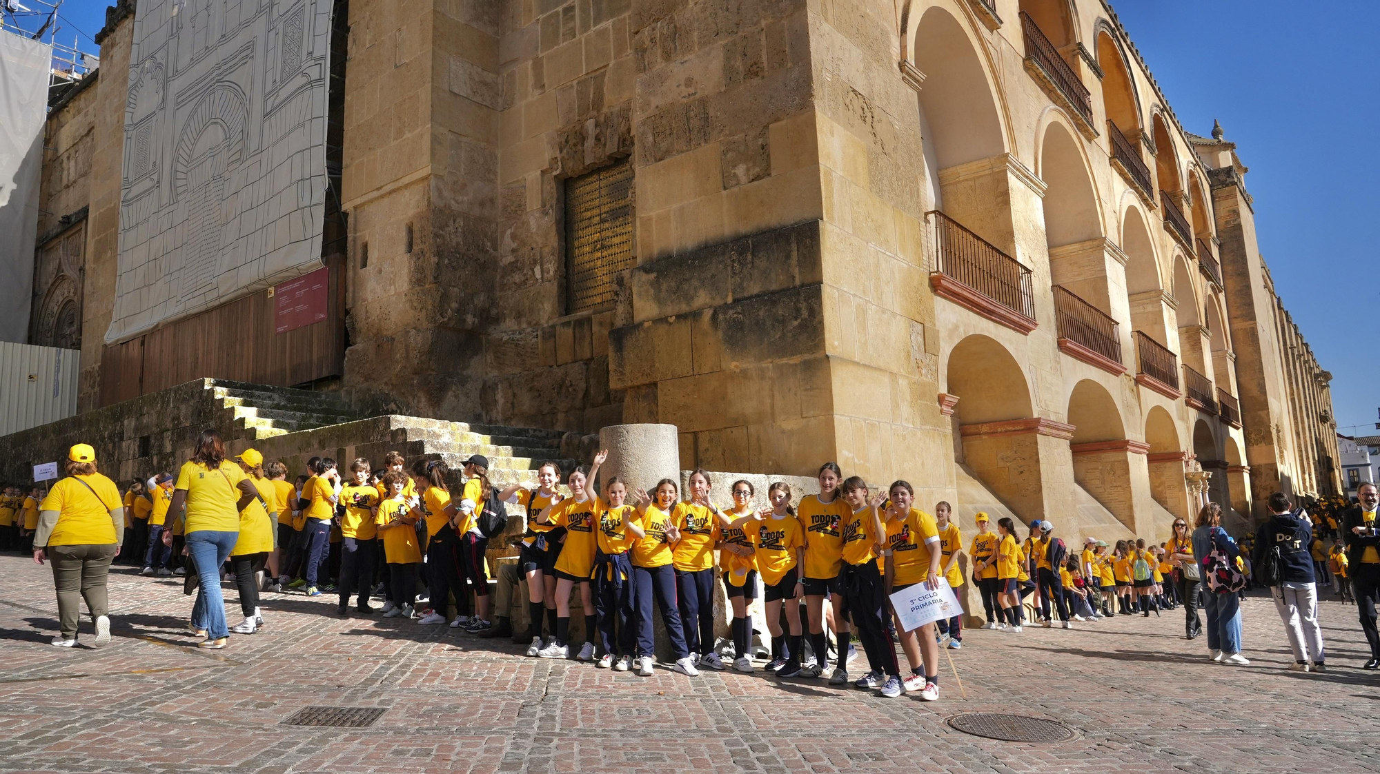 Córdoba abraza la Mezquita Catedral por las enfermedades raras