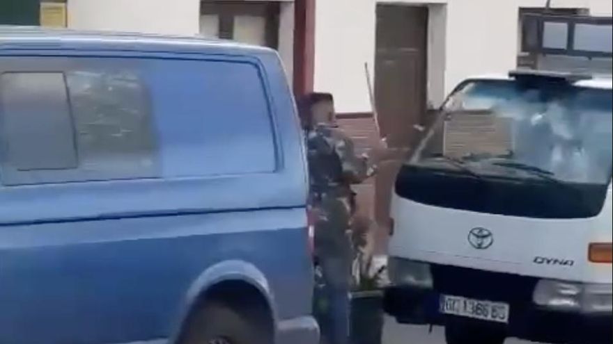 Detenido por atacar vehículos y personas y resistirse a los agentes en La Aldea
