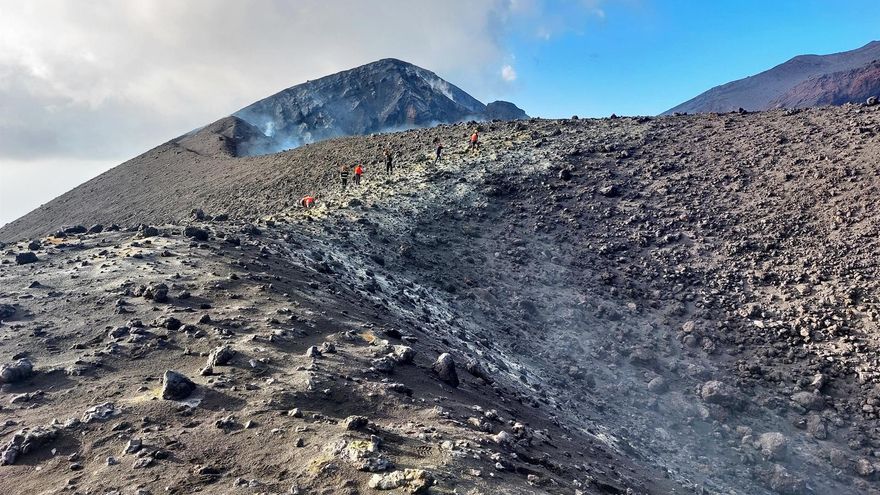 Científicos aproximándose al cráter del volcán, ya apagado, en Cumbre Vieja