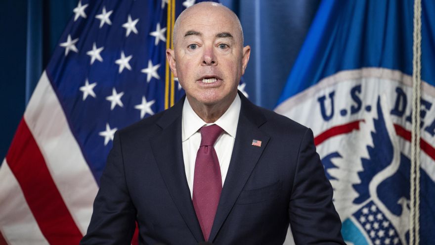 Cubanoestadounidenses de Miami se oponen al juicio político contra el secretario de inmigración